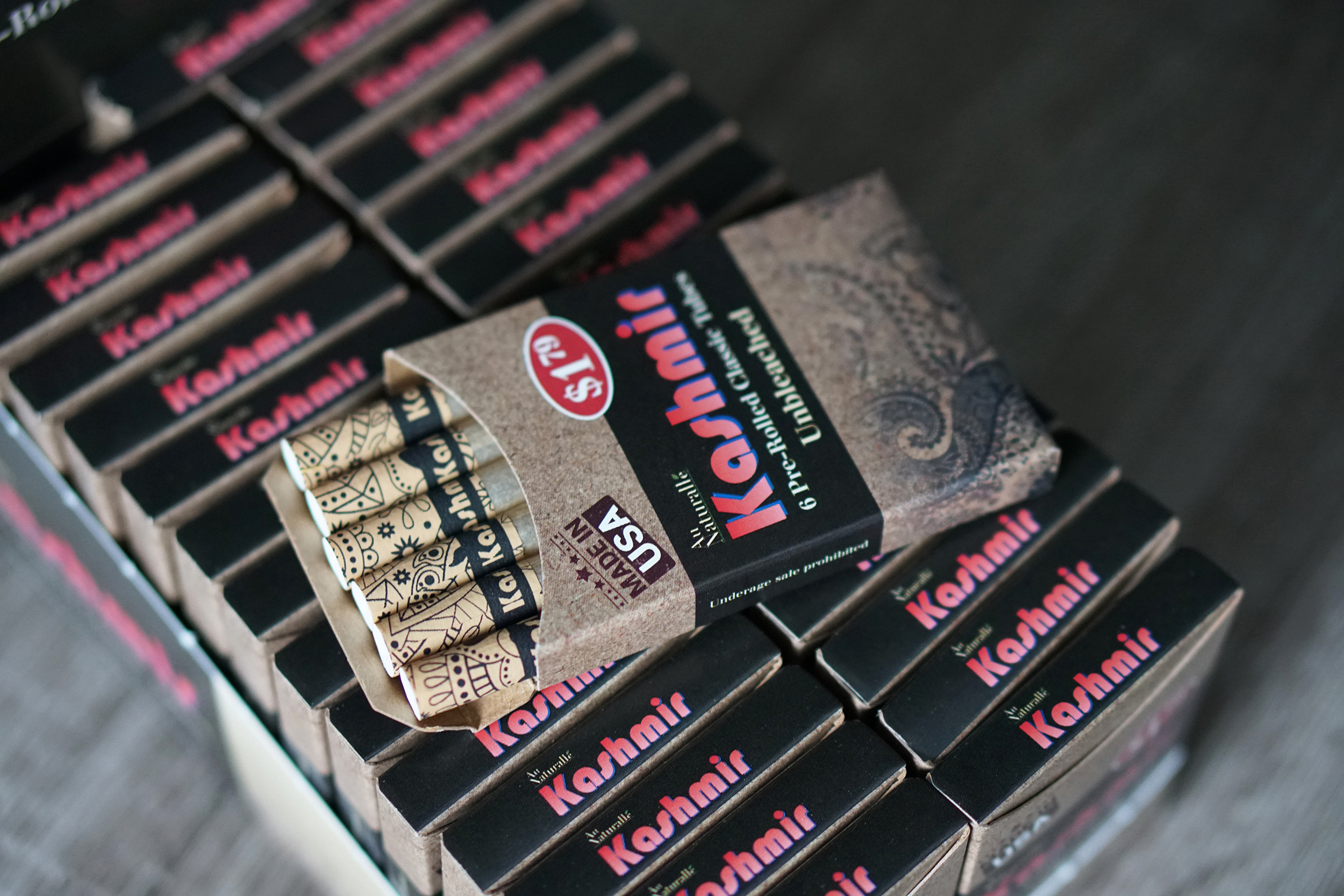 Second image of Kashmir Classic Unbleached Pre-Rolled Tubes Display